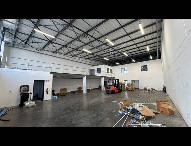 501M² WAREHOUSE TO LET IN LONGLAKE
